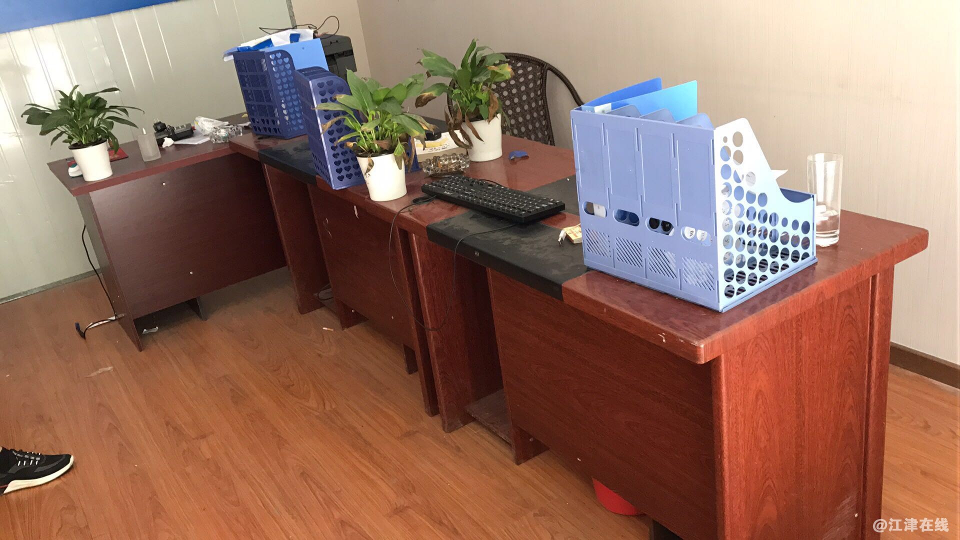 3张9成新电脑桌