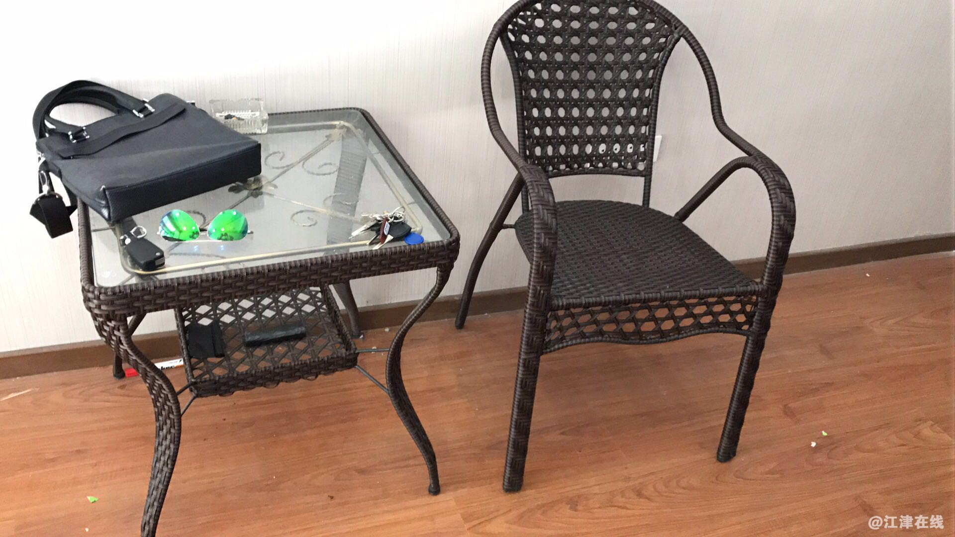 全新茶水桌+2张藤椅