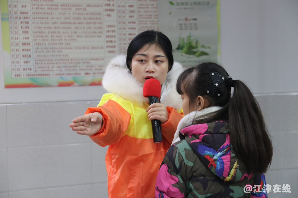 图片描述：孙若兰姐姐跟孩子们讨论和纠正手语操动作.png