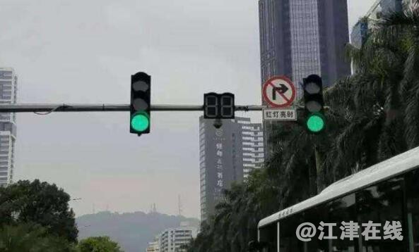 如果遇到圆形的信号灯，这时候就可以右转，而且在这红绿灯的旁边会有指示牌来提示可以右转。如果上面规定了 ...